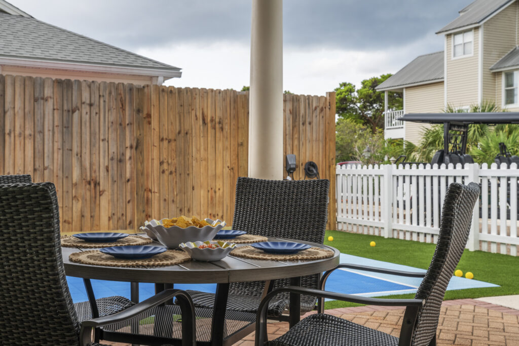 Outdoor dining under the pergola